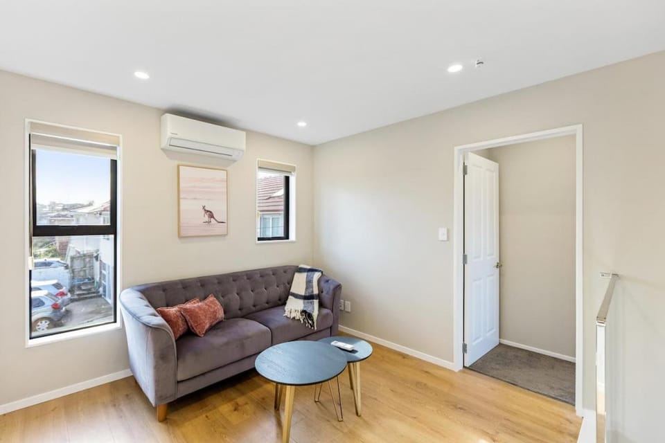 Modern Central 4BRM with Aircon, heating and Parking House in Auckland