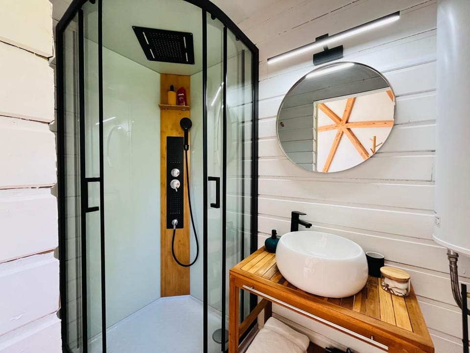 Dôme équipé & baignoire balnéo Luxury tent in Provence-Alpes-Côte d'Azur