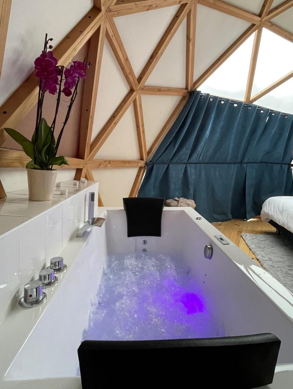 Dôme équipé & baignoire balnéo Luxury tent in Provence-Alpes-Côte d'Azur