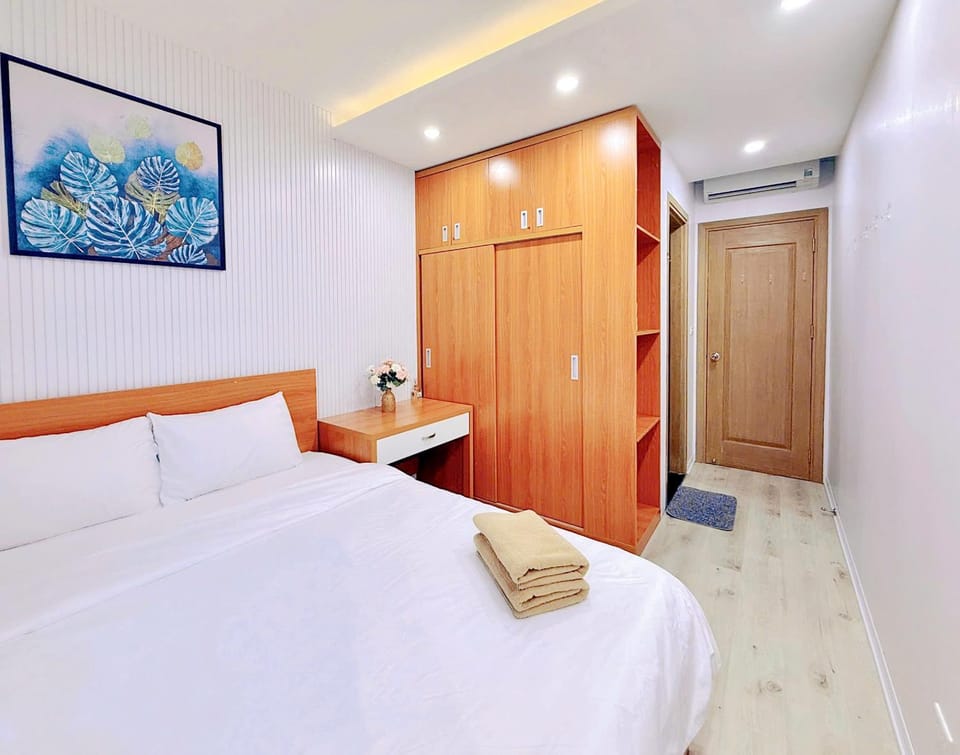 Bed, Photo of the whole room, Bedroom, towels, wardrobe