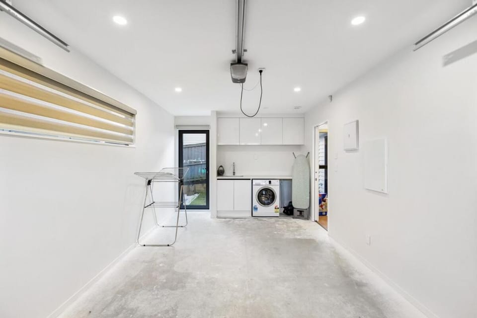 Modern near new beautiful home and central location House in Auckland
