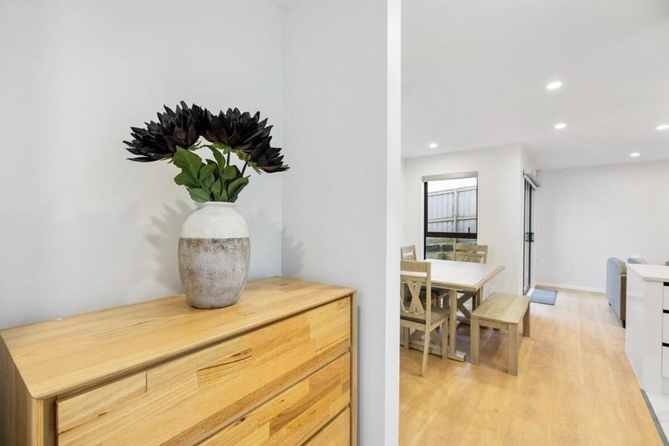 Modern near new beautiful home and central location House in Auckland