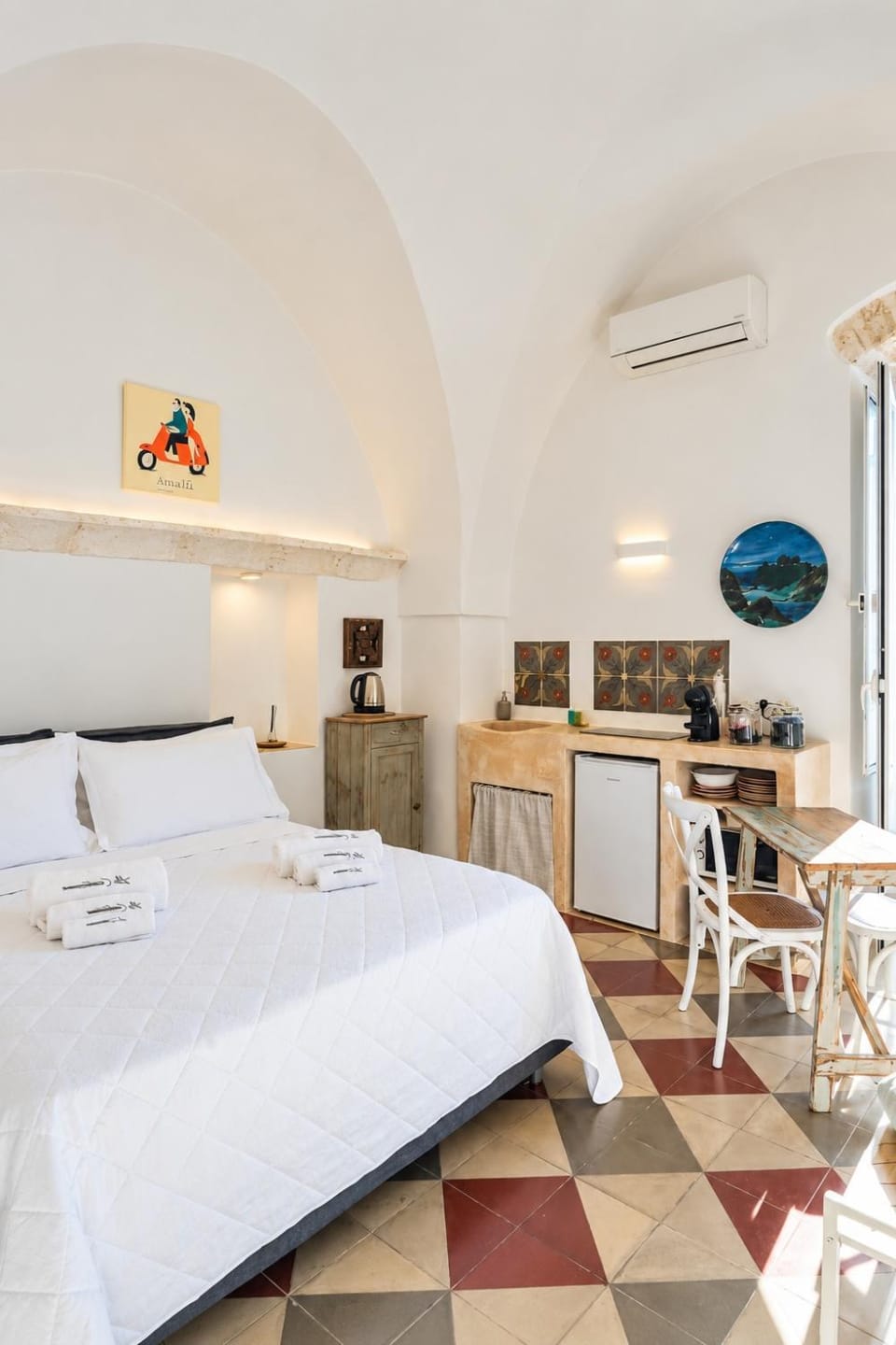 Bed, Coffee/tea facilities, Kitchen or kitchenette, Photo of the whole room, Dining area, Bedroom, air conditioner