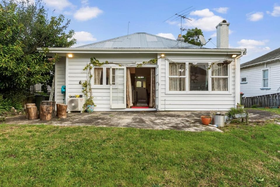Very Centrally located 4BRM Bangalow with Aircon House in Auckland