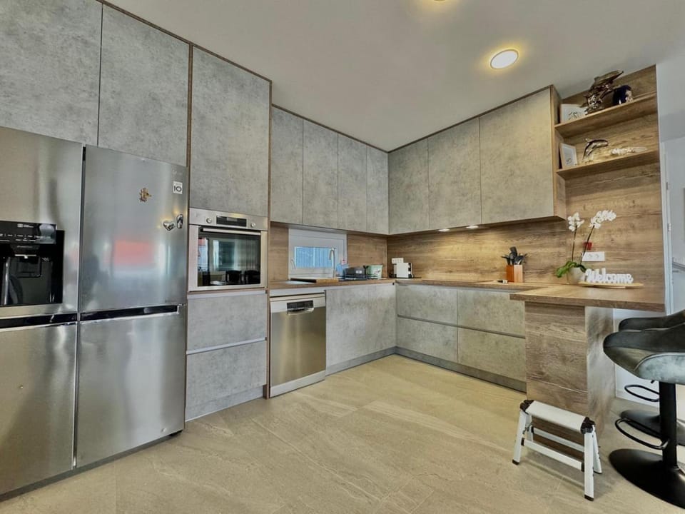 Coffee/tea facilities, Kitchen or kitchenette, dishwasher, microwave, oven, stove, toaster