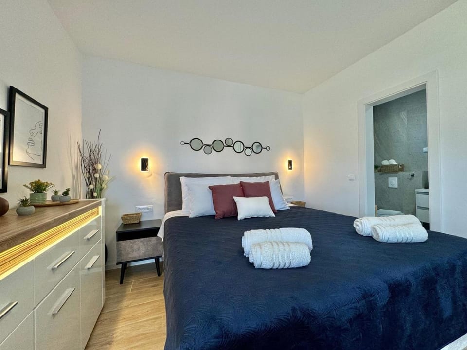 Bed, Photo of the whole room, Bedroom, towels
