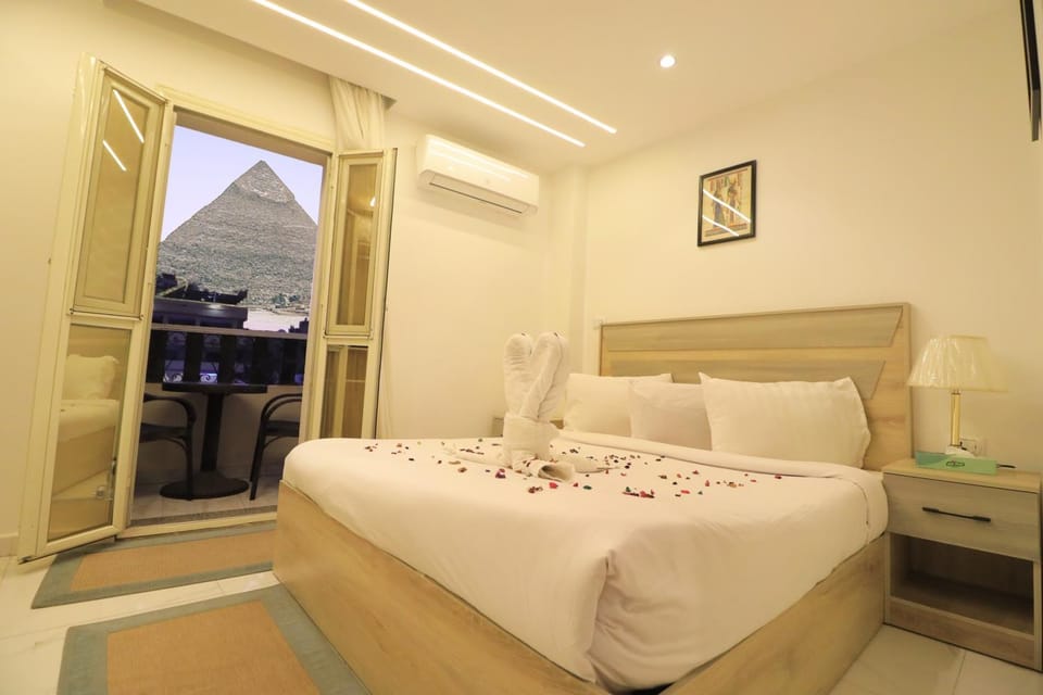 Bed, Living room, Photo of the whole room, Seating area, Bedroom, hair dresser, air conditioner