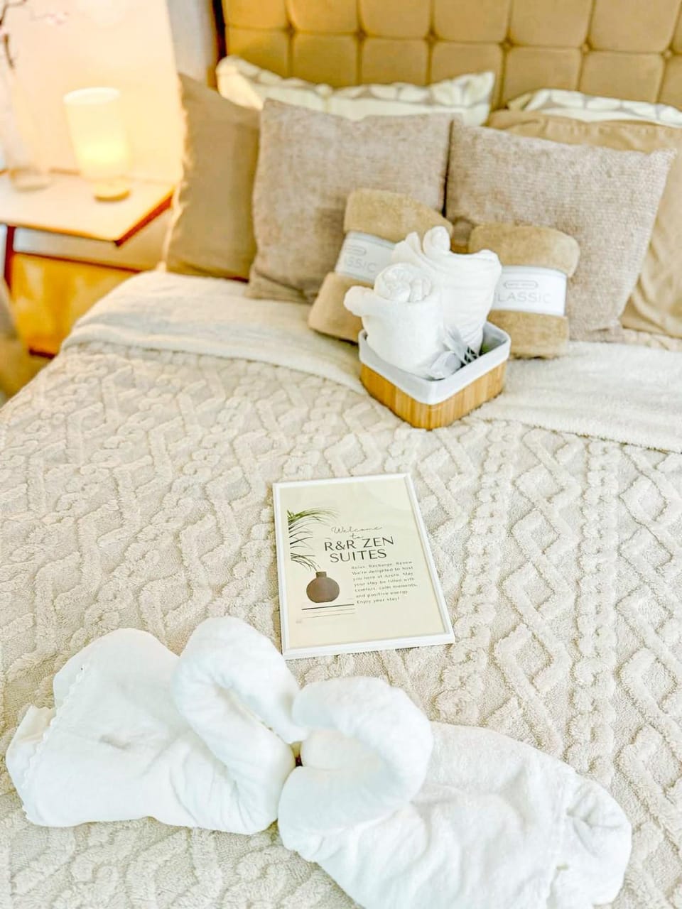 Bed, Bedroom, towels