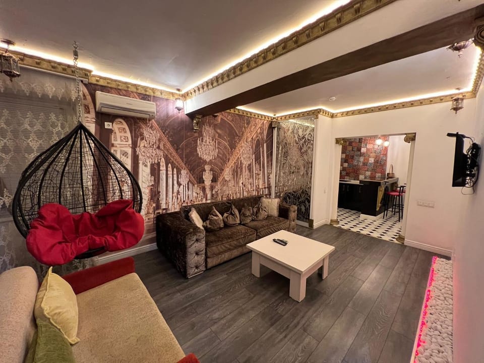 Property building, Communal lounge/ TV room, TV and multimedia, Living room, Seating area, Evening entertainment