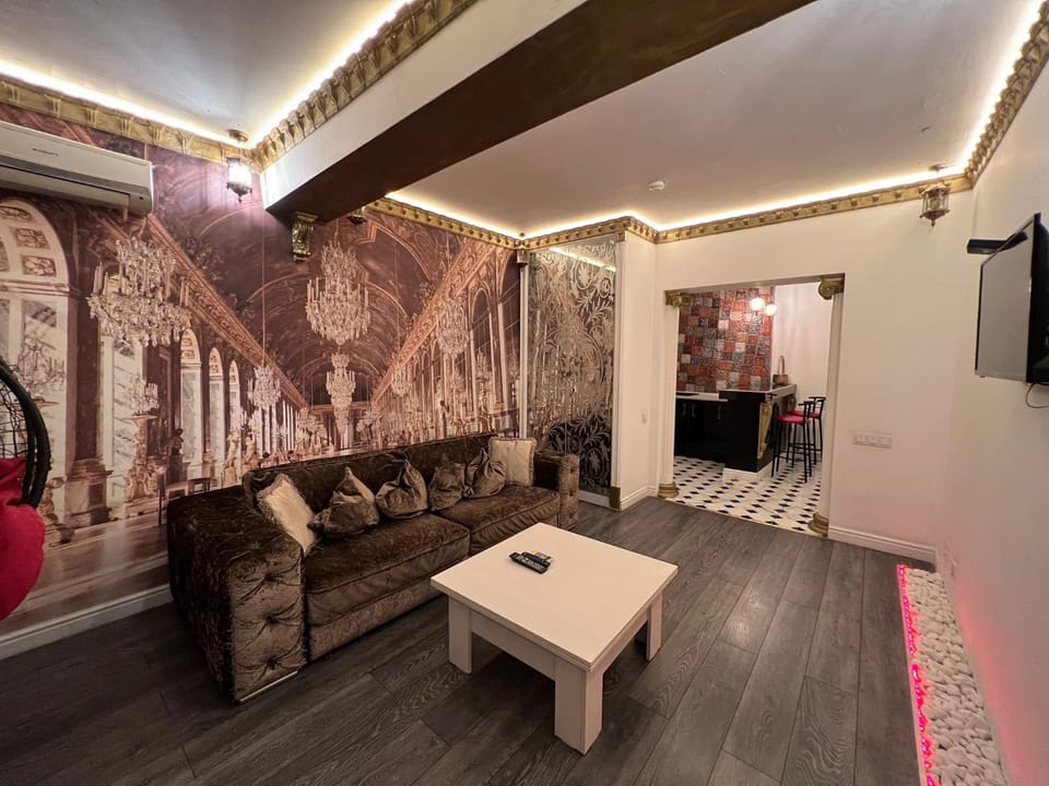 Communal lounge/ TV room, TV and multimedia, Living room, Seating area, Evening entertainment