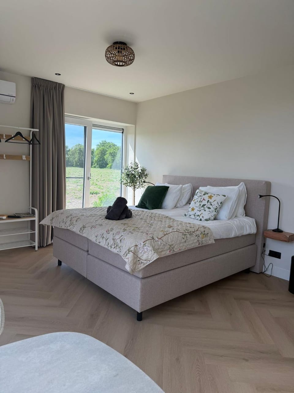 Bed, Bedroom, towels, air conditioner