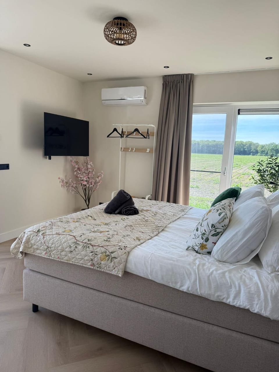 Bed, TV and multimedia, Photo of the whole room, Bedroom, towels, air conditioner