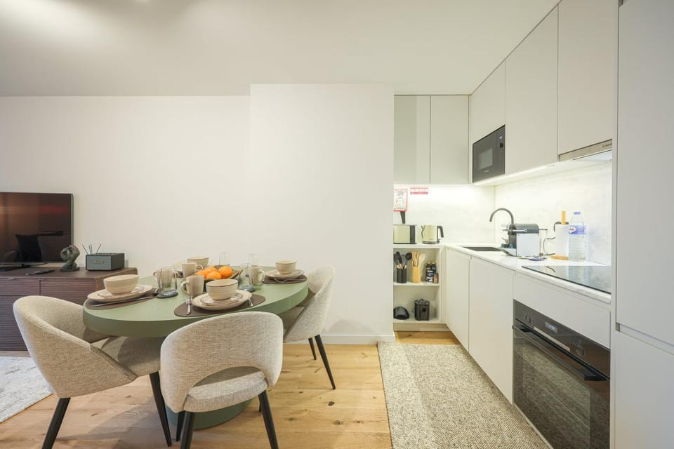 Coffee/tea facilities, Kitchen or kitchenette, Seating area, Dining area, dishwasher, oven, stove, toaster