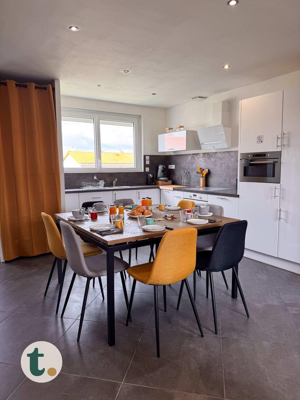Kitchen or kitchenette, Dining area