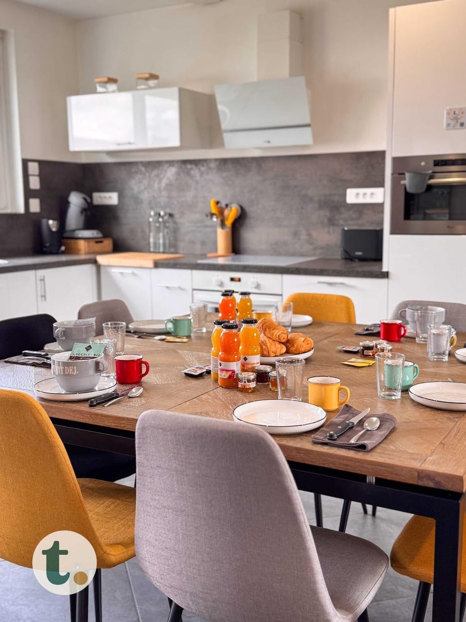 Kitchen or kitchenette, Dining area, stove