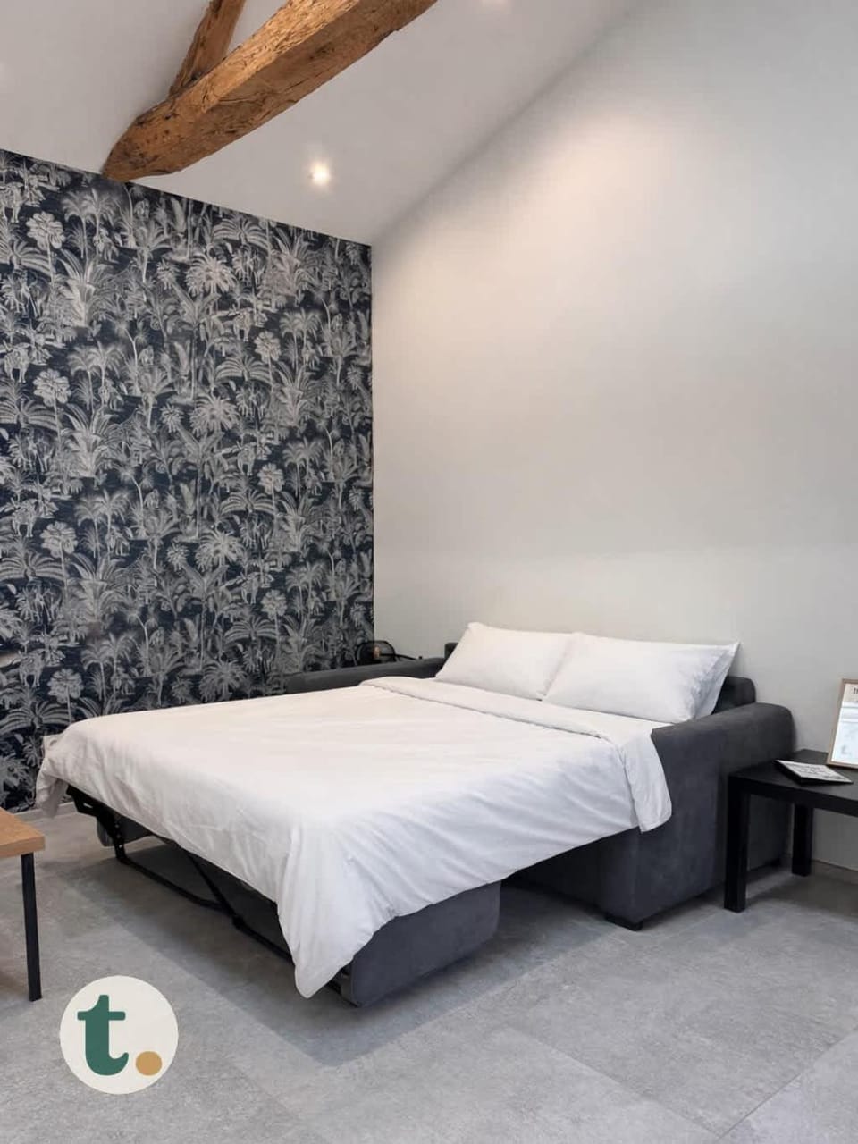 Bed, Living room