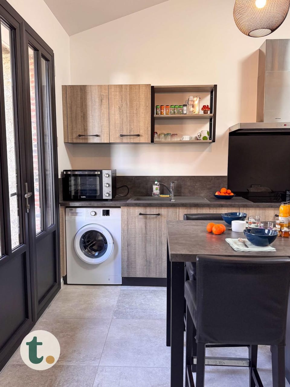 Kitchen or kitchenette, oven, washing machine
