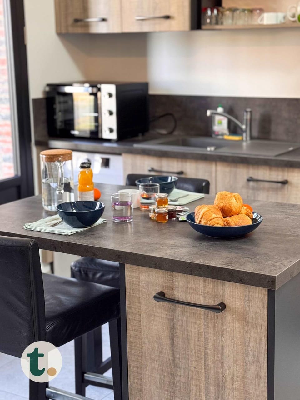 Kitchen or kitchenette, Dining area, stove