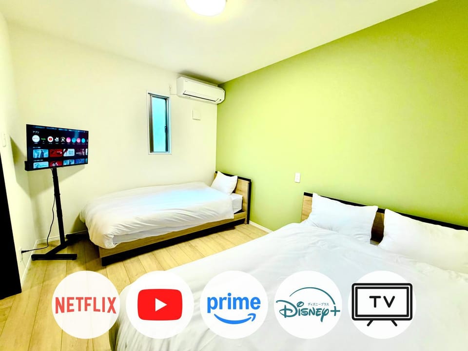 Bed, TV and multimedia, Bedroom