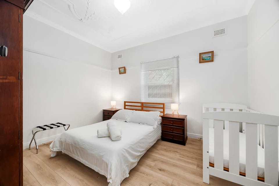3 Bed Coastal Stay in a Villa with Beach & Airport Nearby Apartment in Sydney