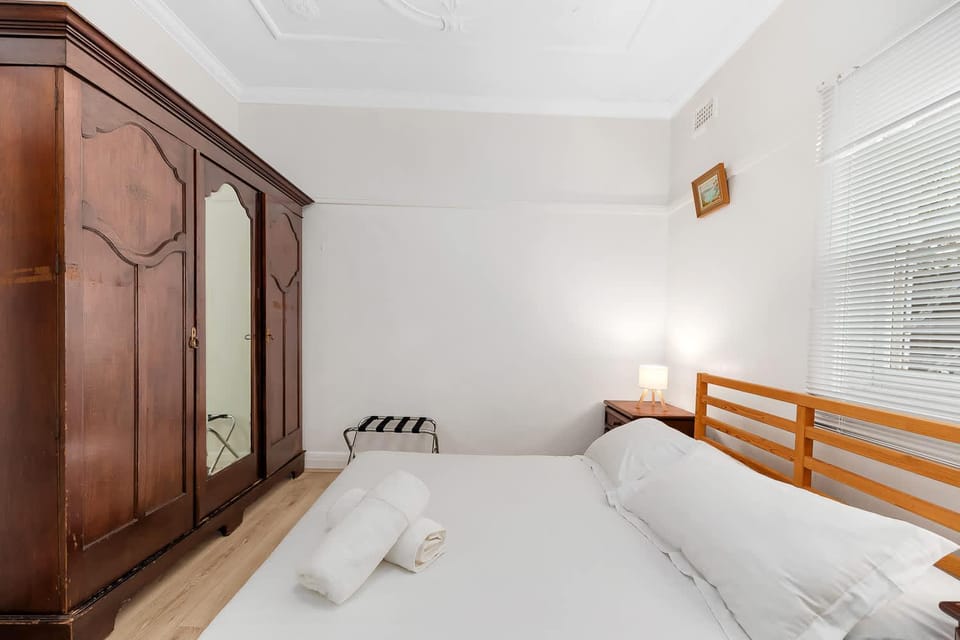 3 Bed Coastal Stay in a Villa with Beach & Airport Nearby Apartment in Sydney