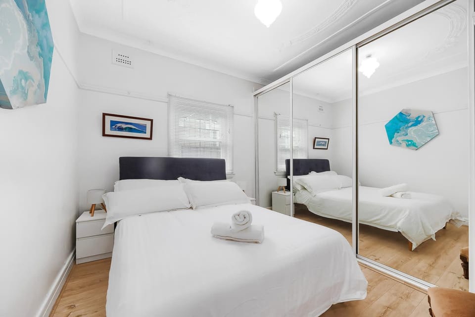 3 Bed Coastal Stay in a Villa with Beach & Airport Nearby Apartment in Sydney
