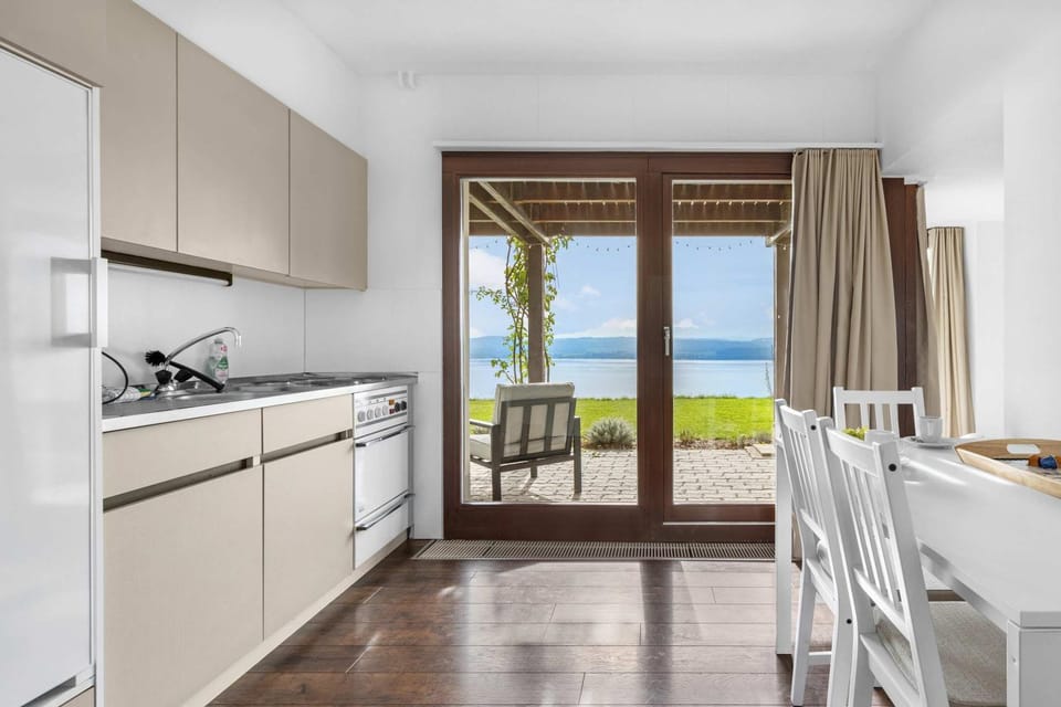 Kitchen or kitchenette, Dining area, Lake view, oven