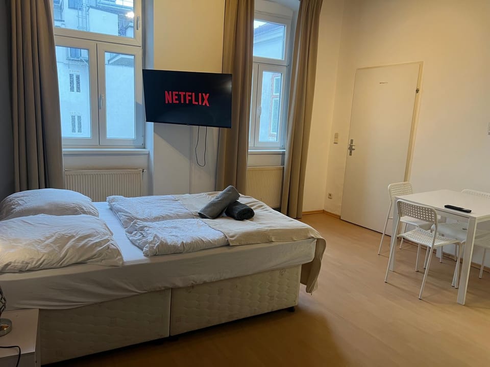 Bed, Dining area, Bedroom