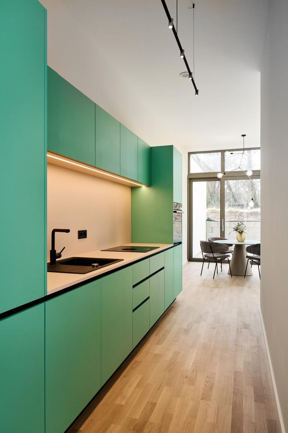 Coffee/tea facilities, dishwasher, stove, toaster, kitchen