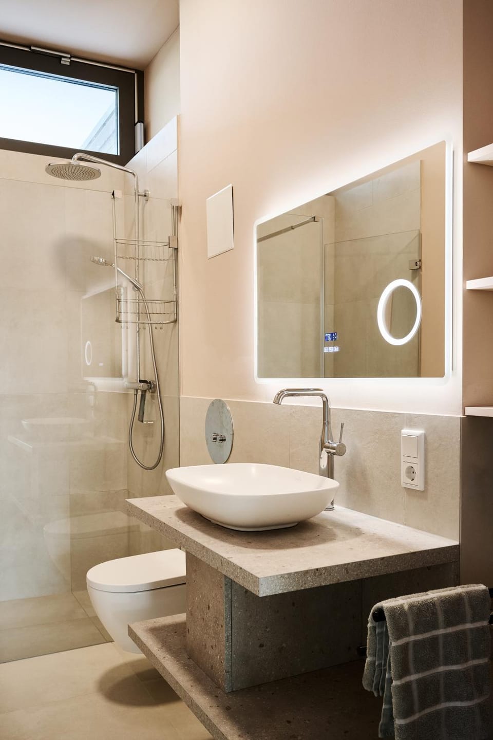 Shower, Toilet, Bathroom, towels