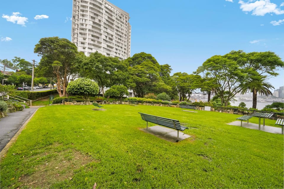Lavender Bay Harbour View Apt - Kirribilli Commute Apartment in Sydney