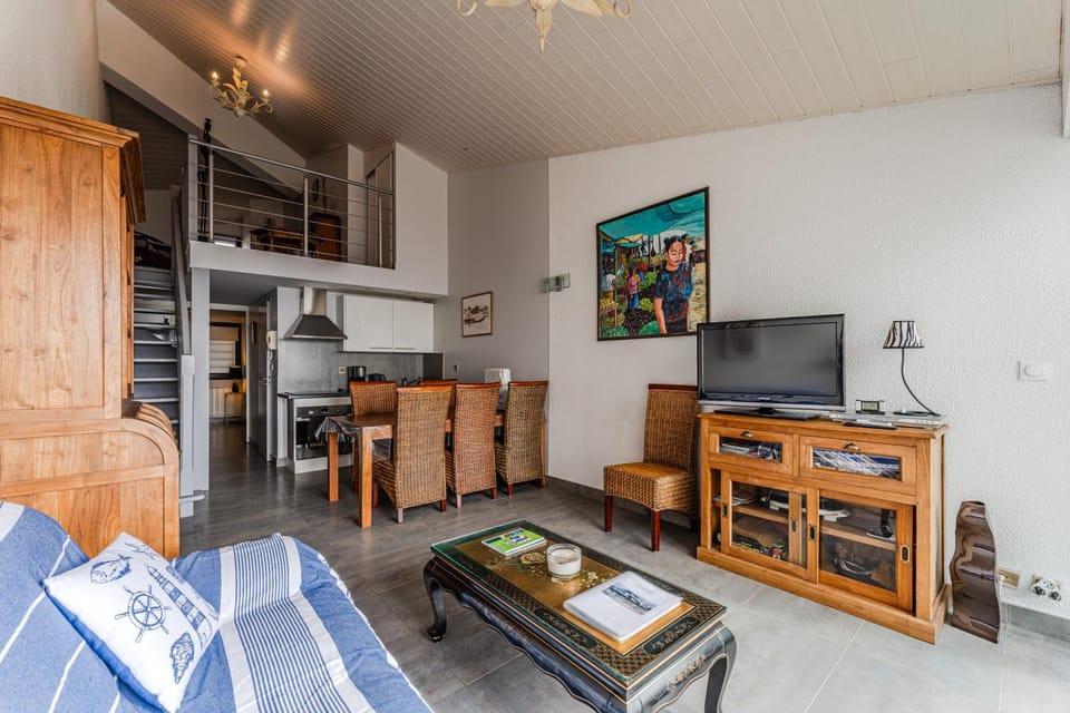 Property building, Living room, Dining area, concierge