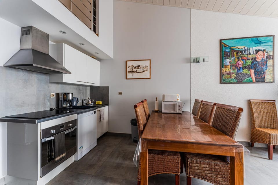 Coffee/tea facilities, Dining area, dishwasher, microwave, oven, kitchen