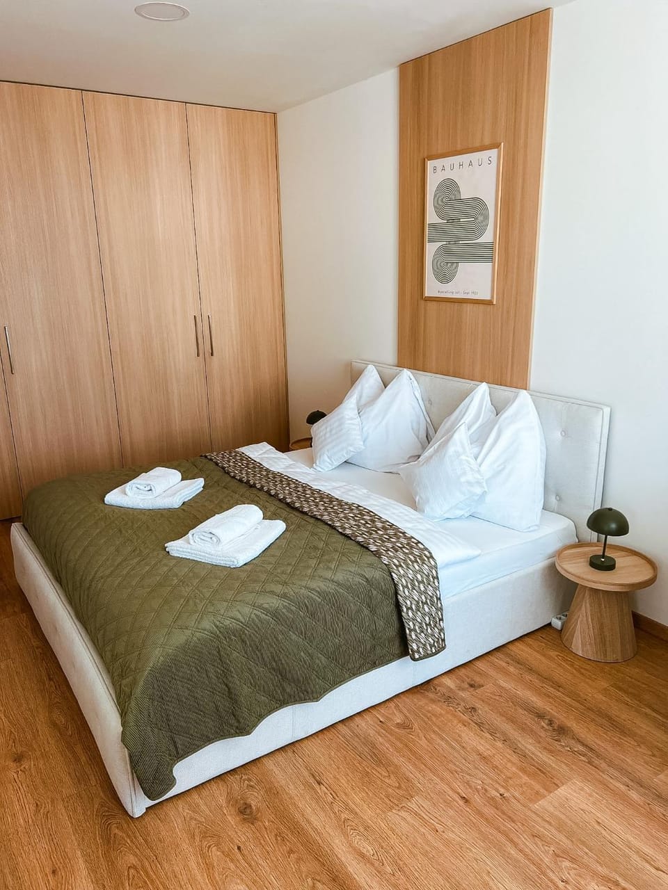 Photo of the whole room, Bedroom, wardrobe