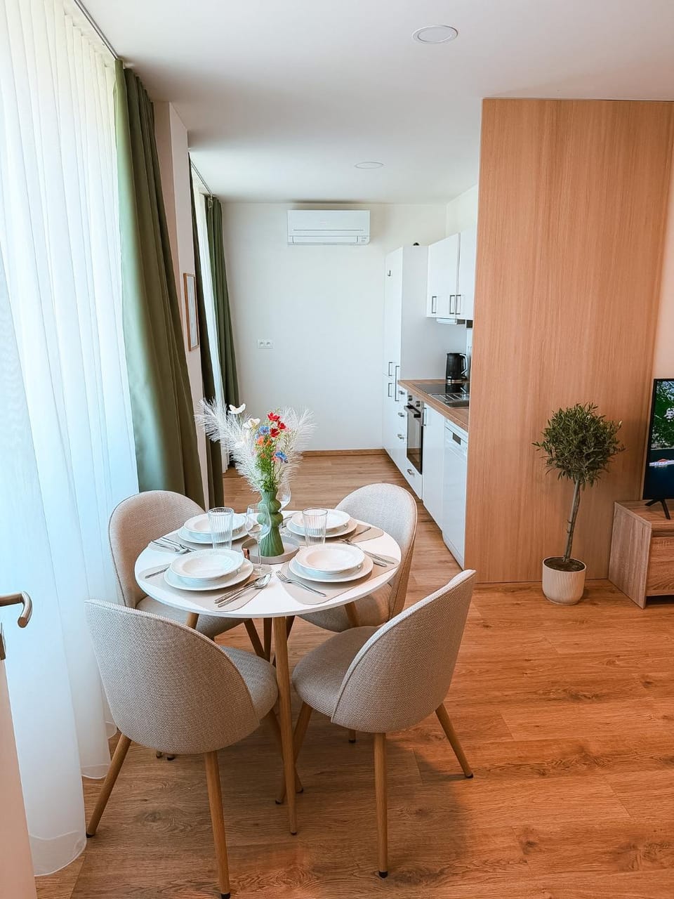 Kitchen or kitchenette, Dining area, oven