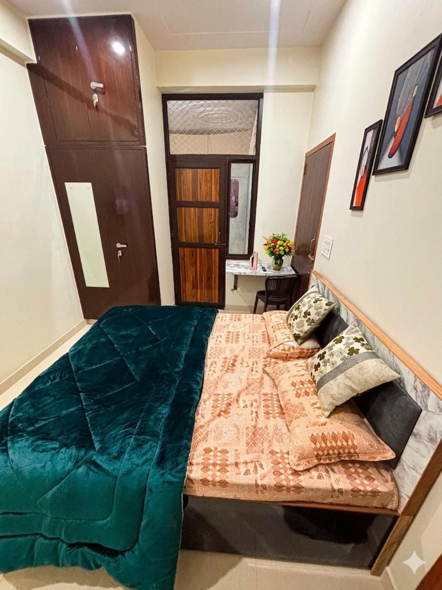 Bed, Living room, Photo of the whole room, Bedroom
