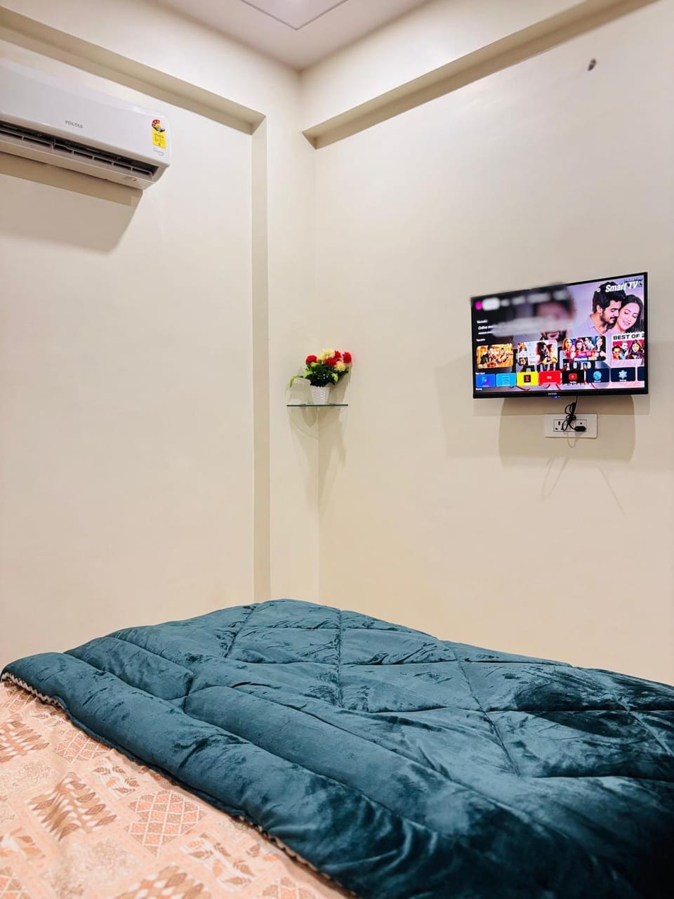 Bed, TV and multimedia, Photo of the whole room, Bedroom