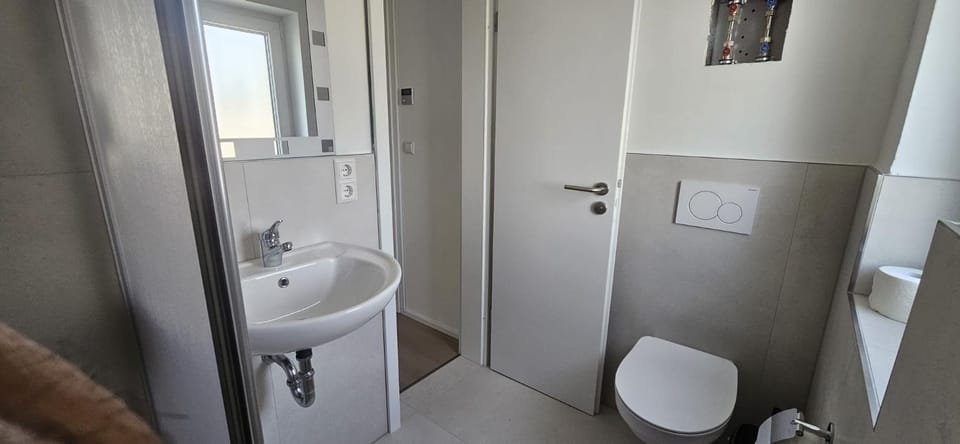 Shower, Toilet, Bathroom, towels