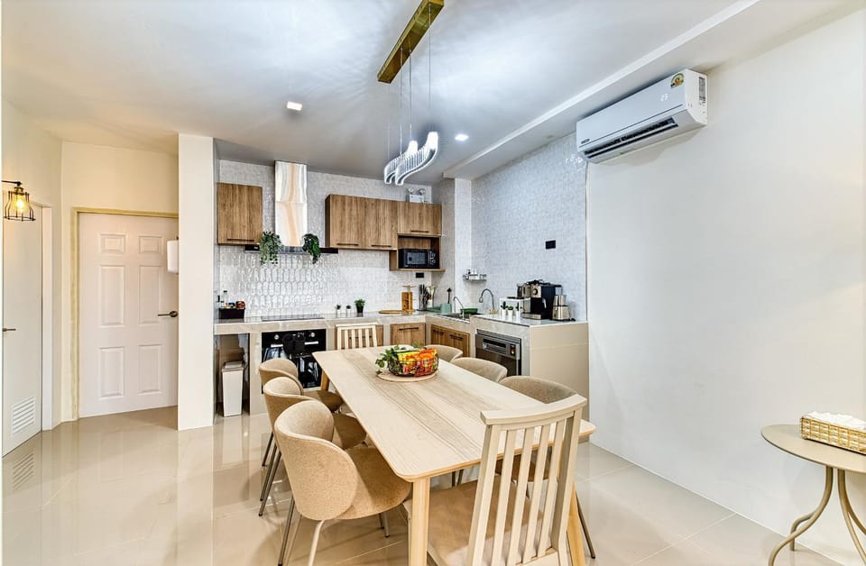 Coffee/tea facilities, Kitchen or kitchenette, Living room, Seating area, Dining area, dishwasher, minibar, oven, pet friendly, stove, toaster, air conditioner