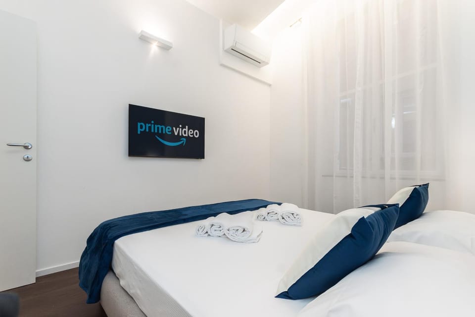 Bed, TV and multimedia, Photo of the whole room, Bedroom, towels, air conditioner