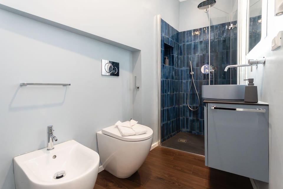 Shower, Toilet, Bathroom, bidet, towels