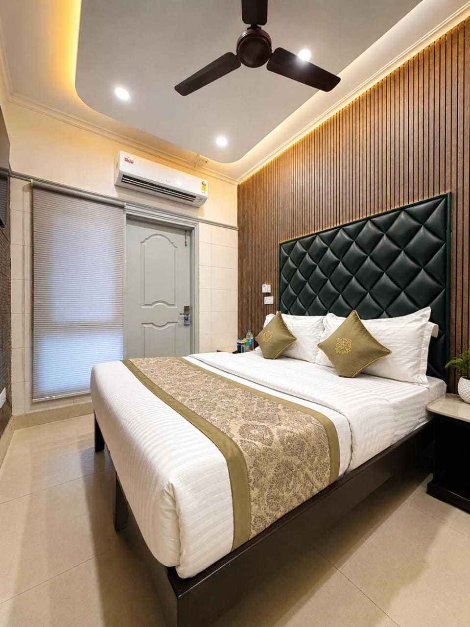 Bed, Photo of the whole room, Bedroom, fireplace, wardrobe