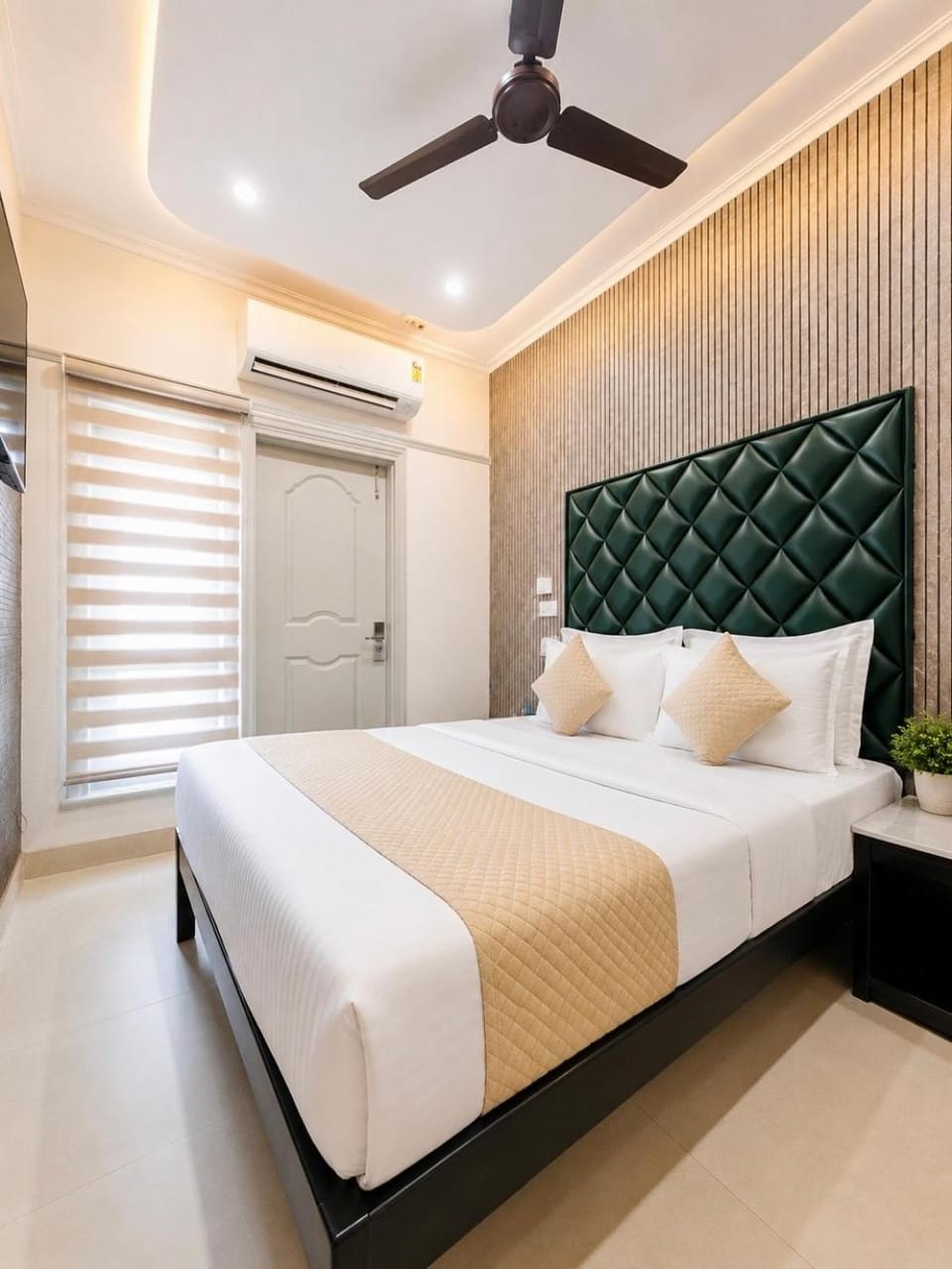 Bed, Photo of the whole room, Bedroom, fireplace, wardrobe