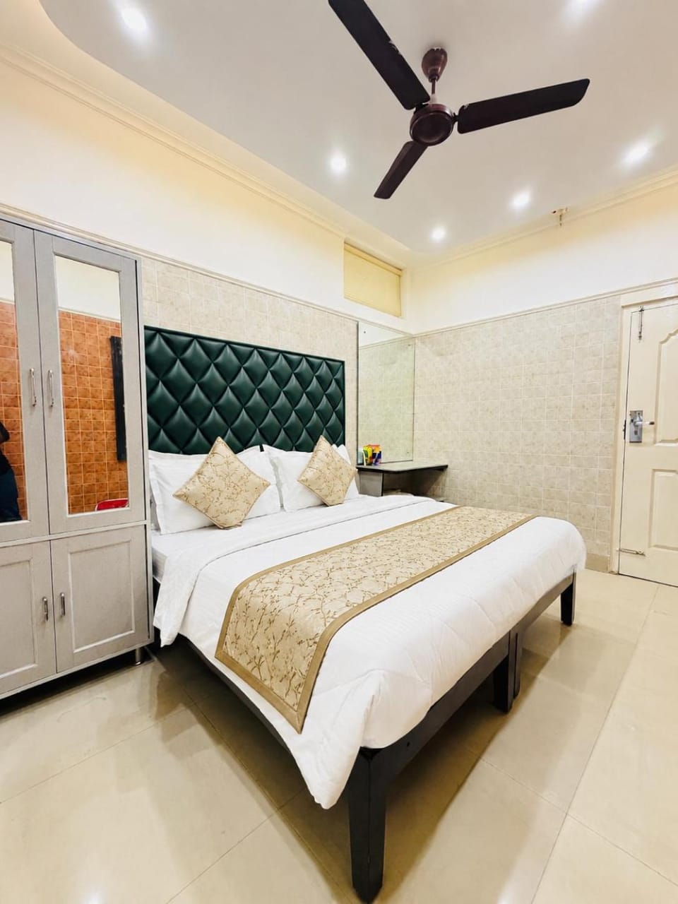 Bed, Photo of the whole room, Bedroom, fireplace, wardrobe, air conditioner