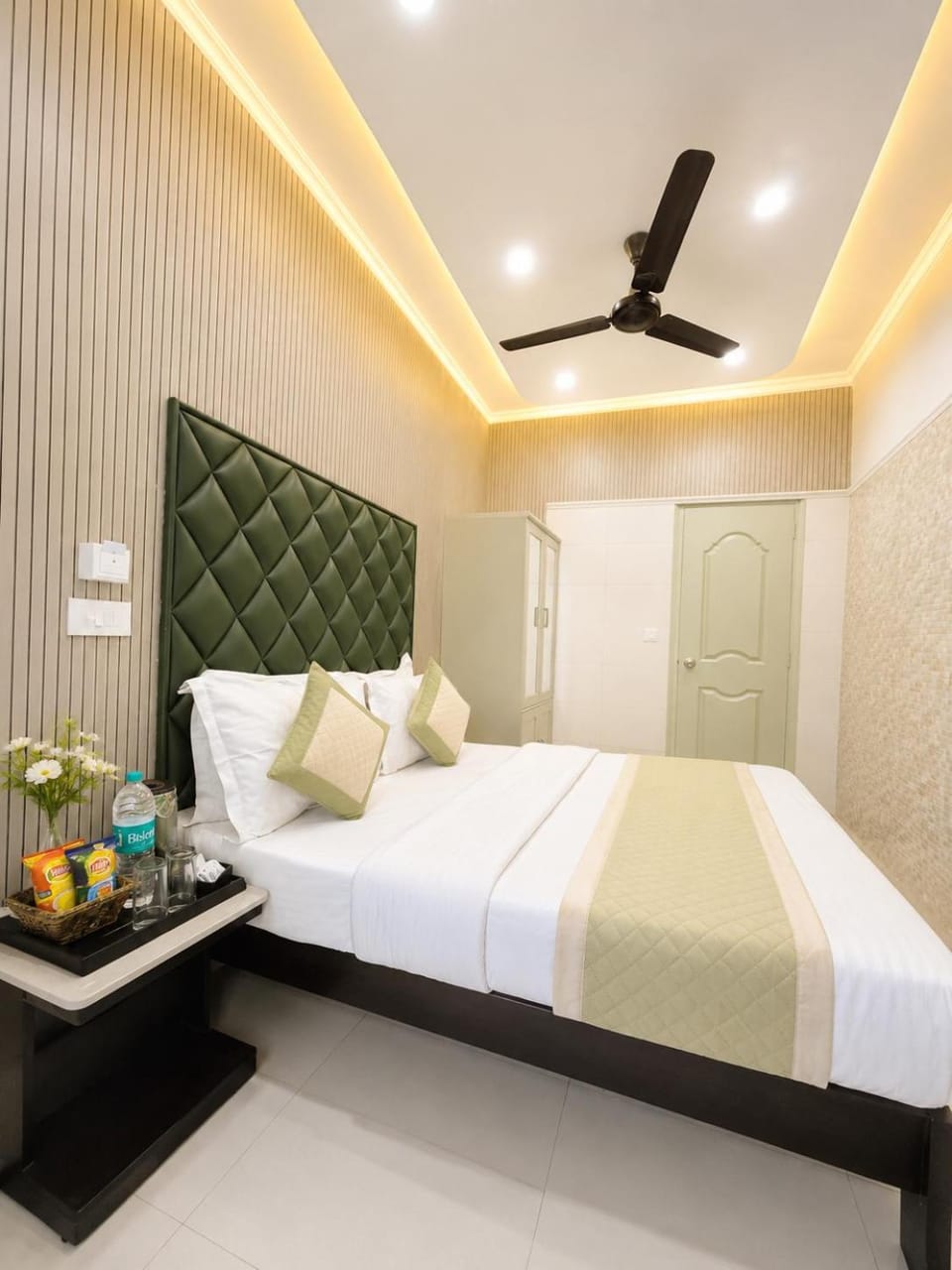 Bed, Food and drinks, Photo of the whole room, Bedroom, Food, fireplace