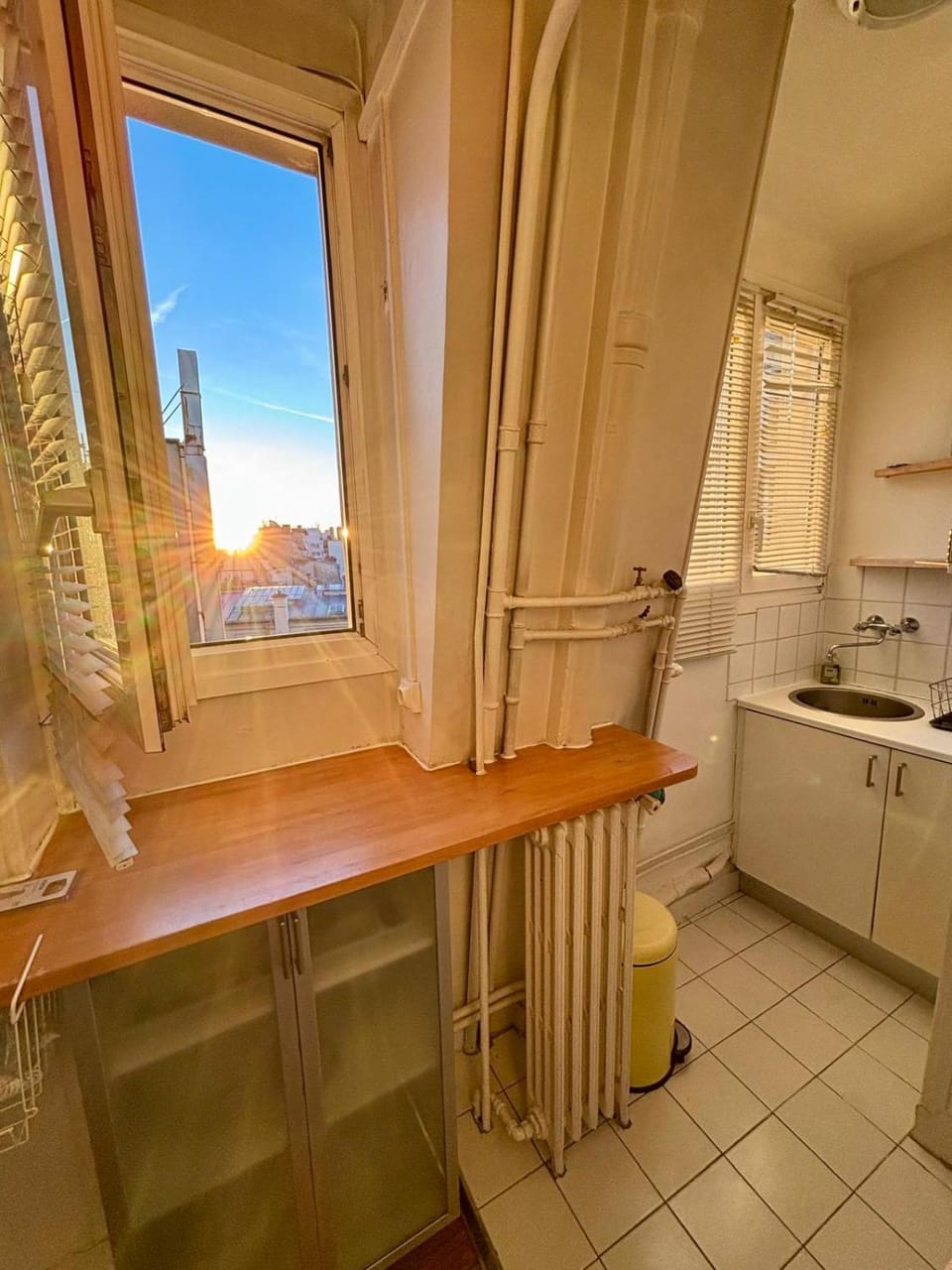 Kitchen or kitchenette, Sunset, stove