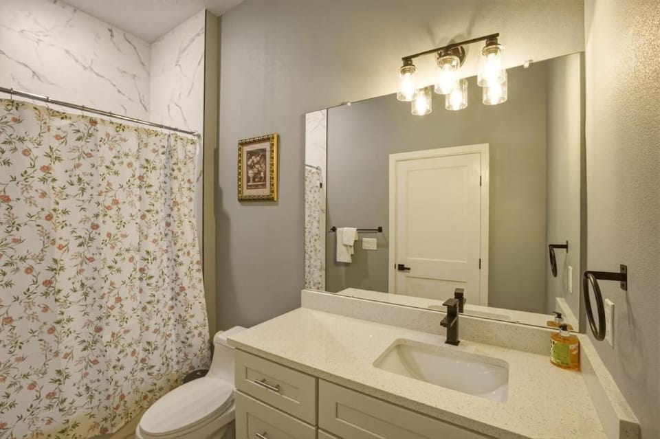 Ocala Modern Living near I-75 and Downtown Ocala House in Florida