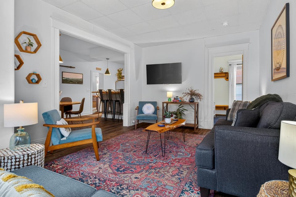 TV and multimedia, Living room, Seating area, Evening entertainment
