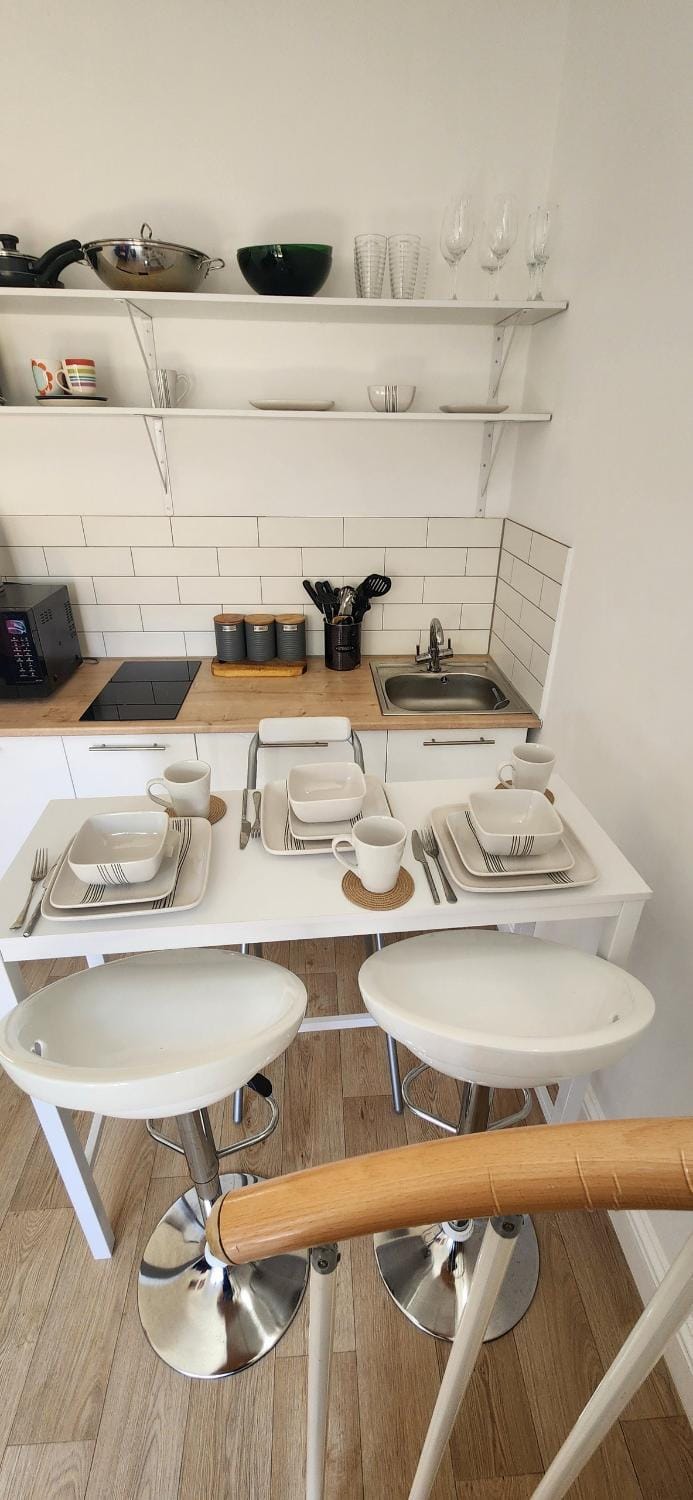 Kitchen or kitchenette, Dining area
