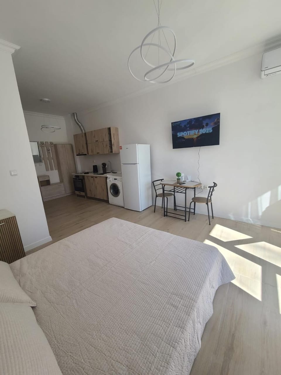 TV and multimedia, Kitchen or kitchenette, Living room, Photo of the whole room, Seating area, Dining area, Bedroom